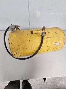 lot 135 image: Portable Air Tank-20 gallon