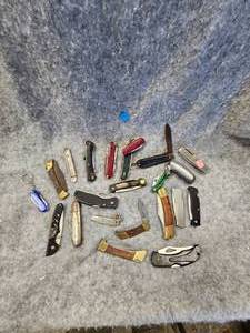 lot 152 image: 19 Misc Folding Knives
