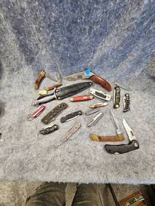 lot 151 image: 19 Misc Folding Knives