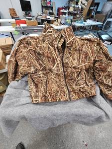 lot 185 image: Cabelas Camo Zip Up Coat, 2XL, Like new