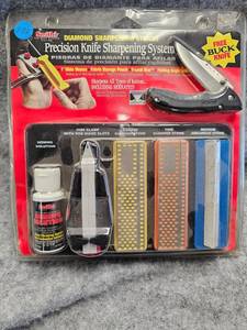 lot 172 image: Smiths Diamond KitwBuck Knife, Like New, In Box