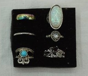 lot 9 image: Jewelry