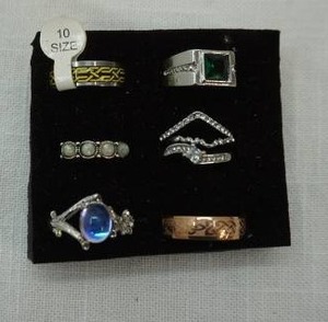 lot 11 image: Jewelry