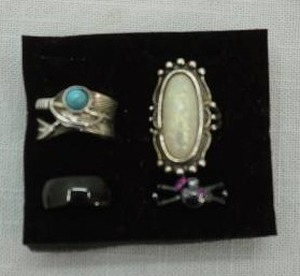 lot 12 image: jewelry