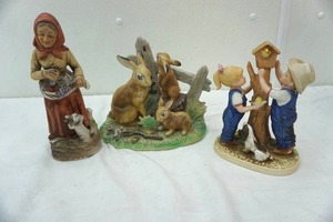 lot 75 image: ceramic figurines