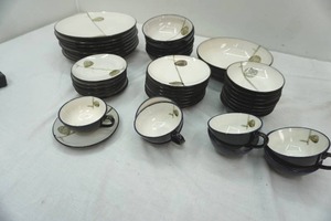 lot 104 image: Stoneware dish set