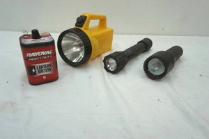 lot 119 image: Flashlights, battery
