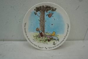 lot 137 image: Winnie-the-Pooh-themed ceramic plate