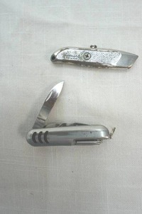 lot 147 image: folding pocket knife & mini utility knife