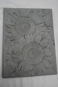 lot 200 image: stone sunflowers wall hanging 12.5x16.5