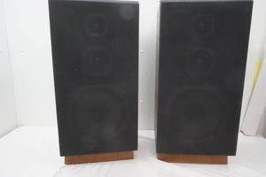 lot 271 image: Fisher Speakers
