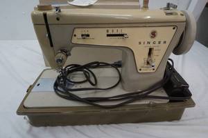 lot 303 image: Fashion Mate Singer Sewing Machine