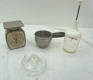 lot 317 image: Vintage kitchenware lot