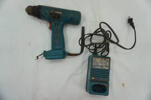 lot 373 image: Makita drill & charging block