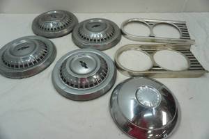lot 431 image: Vintage Chevy Hubcaps
