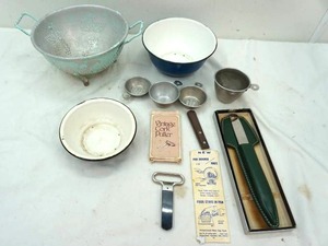 lot 441 image: vintage kitchenware lot