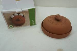lot 455 image: terra cotta garlic baker, New in box