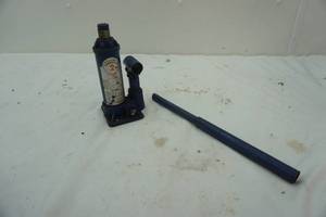 lot 468 image: 2 ton blue bottle jack