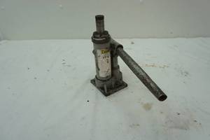 lot 469 image: 2 ton silver bottle jack