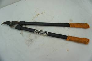 lot 475 image: long handled pruner