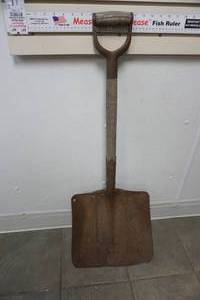 lot 493 image: 1 square shovel
