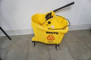 lot 503 image: mop bucket