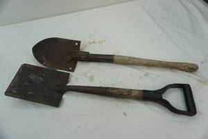 lot 506 image: 2 short handled shovels