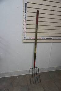 lot 514 image: pitchfork needs work, handle doesnt stay on tines