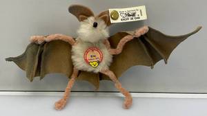 lot 8 image: Vintage 4 Steiff Limited Editon 4284000 Eric The Bat  Ear Tag Number 401800 (Smoke Free Home) Like New Condition