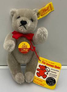 lot 13 image: Vintage  5 Steiff  Original Teddy Bear  Ear Tag Number 020714  (Smoke Free Home) Like New Condition