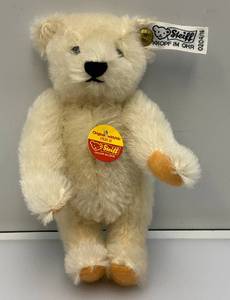 lot 15 image: Vintage  6 Steiff  Limited Edition 82 Original Teddybar Ear Tag Number 020416  (Smoke Free Home) Like New Condition