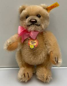 lot 17 image: Vintage  6 Steiff Jackie 1953  Teddy Bear   Ear Tag Number 02929 (Smoke Free Home) Like New Condition