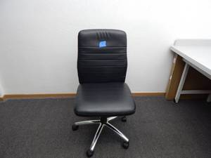 lot 7 image: Black rolling office chair