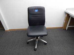 lot 8 image: Rolling office chair