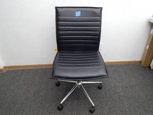 lot 11 image: Black rolling office chair