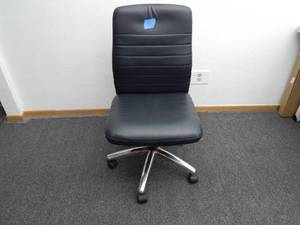 lot 13 image: Black rolling office chair