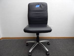 lot 17 image: Black rolling office chair