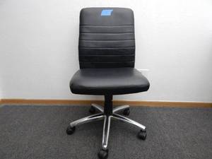 lot 18 image: Black rolling office chair