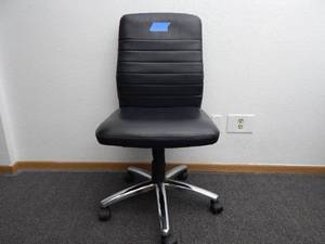 lot 22 image: Black rolling office chair