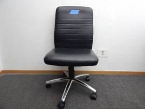 lot 29 image: Black rolling office chair
