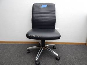 lot 30 image: Black rolling office chair