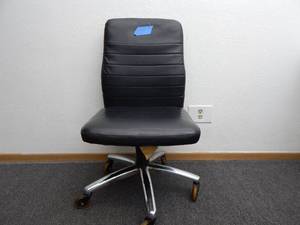 lot 35 image: Black rolling office chair