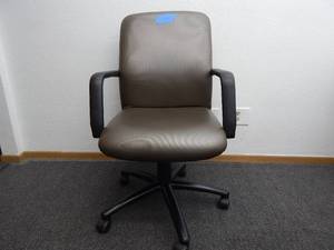 lot 38 image: Rolling office chair