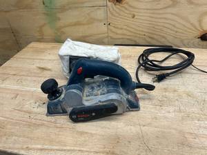 lot 82 image: BOSCH PL1682 Heavy Duty 6 Amp 3-14 in. Planer