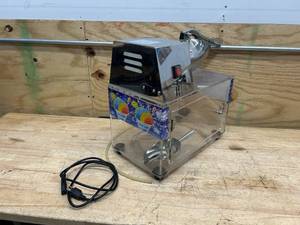 lot 87 image: Snow Cone Machine Model IC-SCM-08