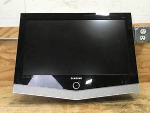 lot 146 image: Samsung 26 LCD Monitor Model # LN-R268W