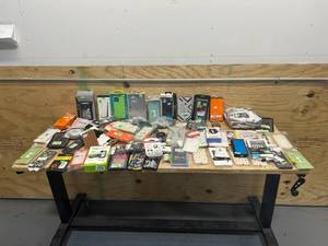 lot 172 image: Lot of Phone Cases and Electronics Related Items