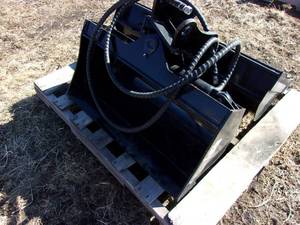 lot 16 image: 32 Mini Excavator HYD Tilt Bucket (UNUSED)