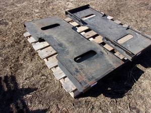 lot 41 image: Skidsteer Mounting Plate (UNUSED)