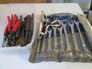 lot 312 image: Shoebox tote containing a variety o...